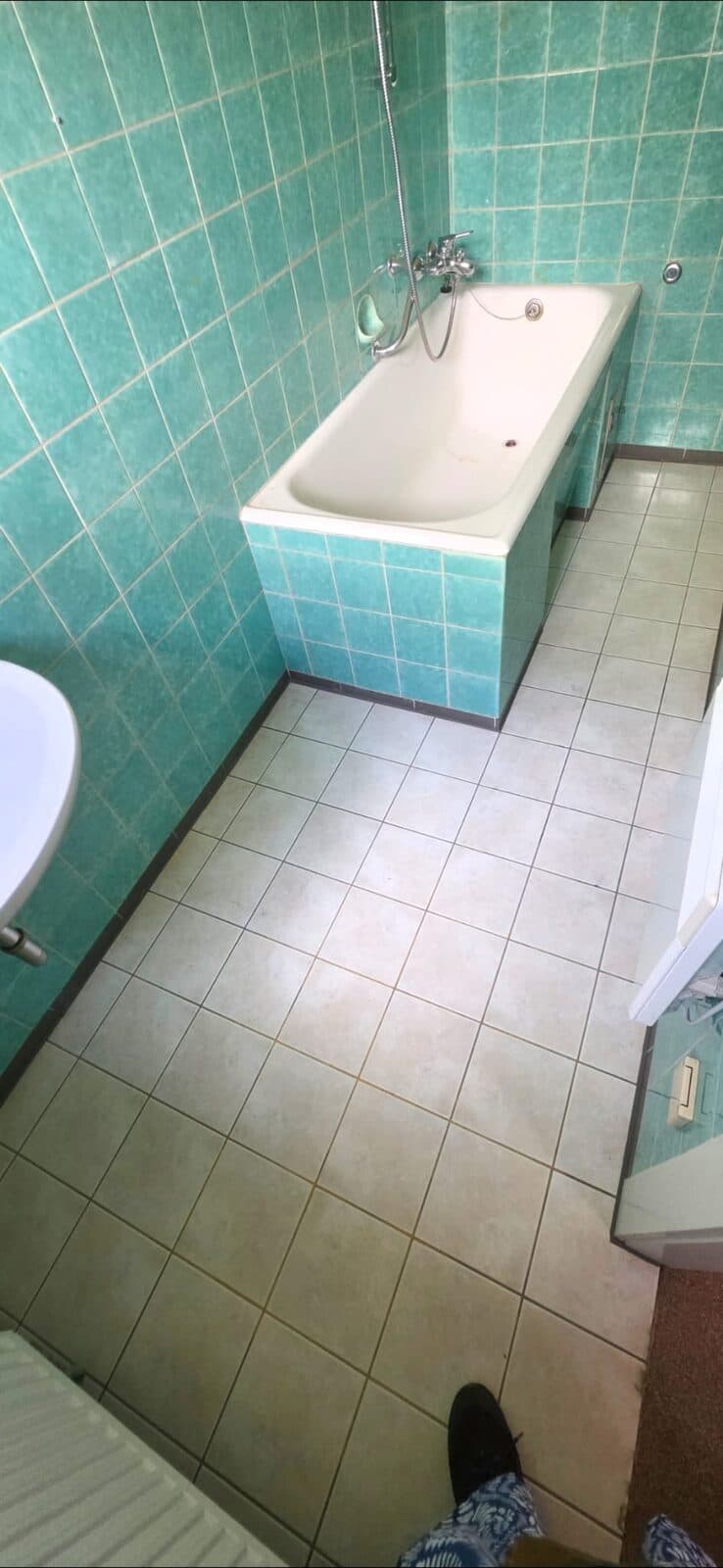 Altes Bad vor dem Rückbau der Fliesen und Sanitärobjekte