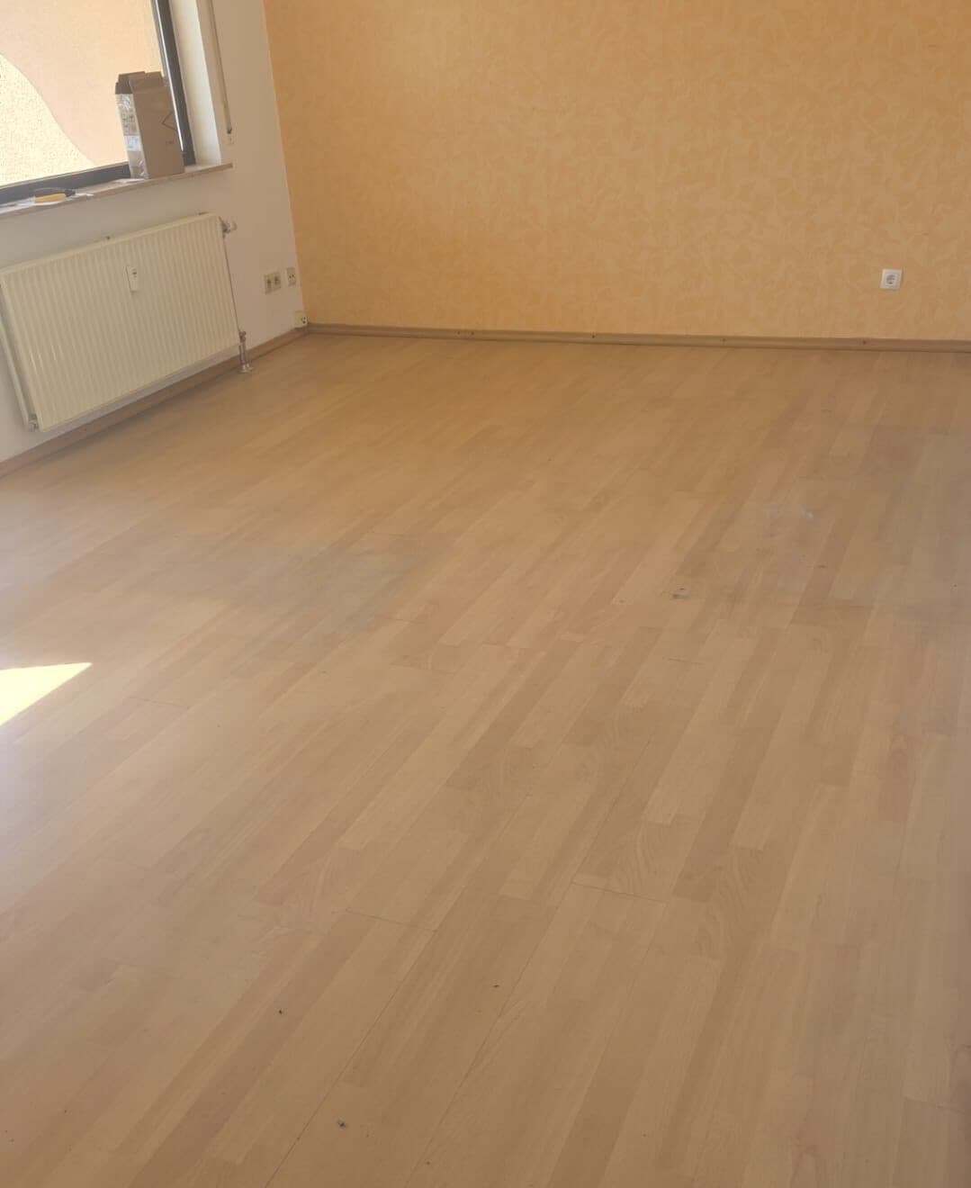 Leergeräumtes Zimmer mit Parkett nach dem Umzug