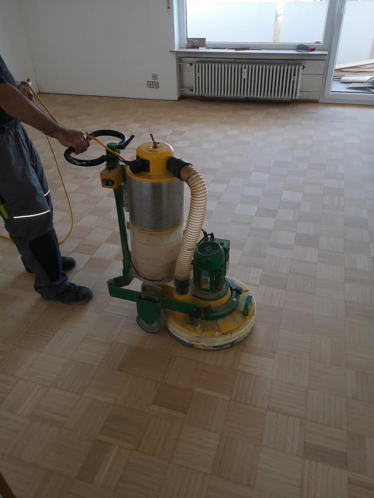 Bodenschleifen mit Maschine in einer leeren Gewerbefläche