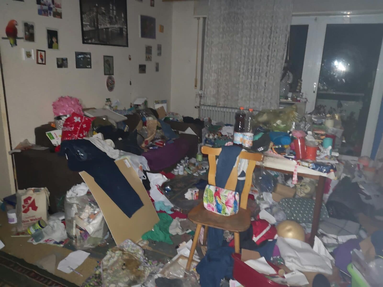 Vollgestellte Messi-Wohnung vor der Entrümpelung